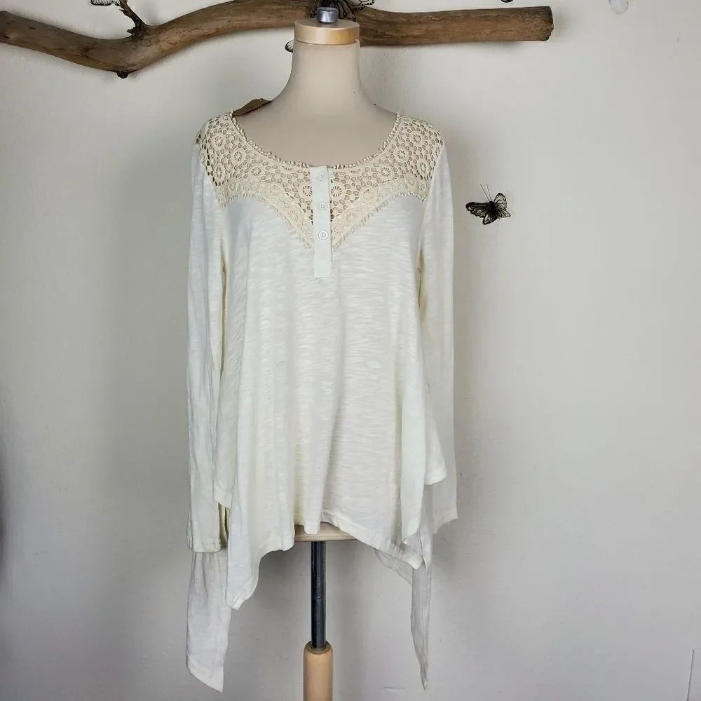 Umgee lace trimmed Henley sharkbite hem